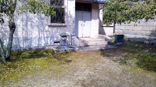The two monuments of Tarekawarewoshiran and Tsubakikan in Kozanji-temple