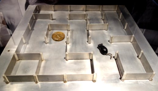Theseus Maze by Claude Shannon, 1952 - MIT Museum - DSC03702