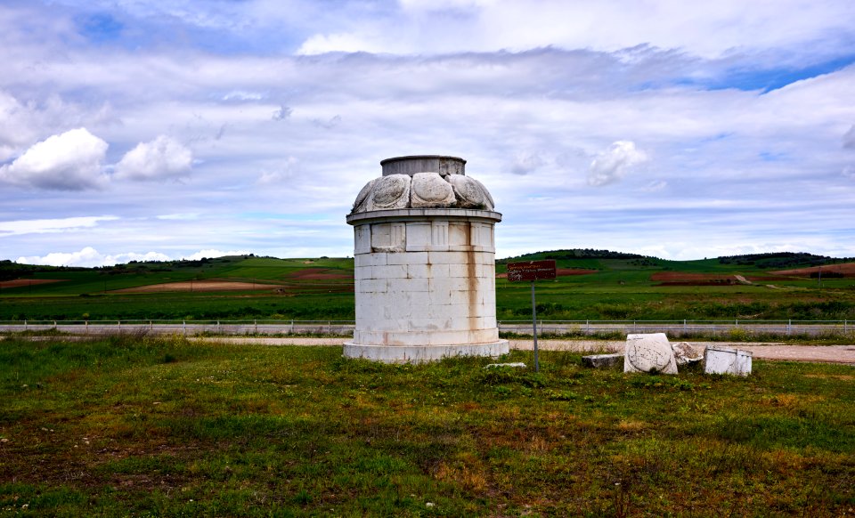 The victory monument of the Thebans at Leuctra (tropaion)