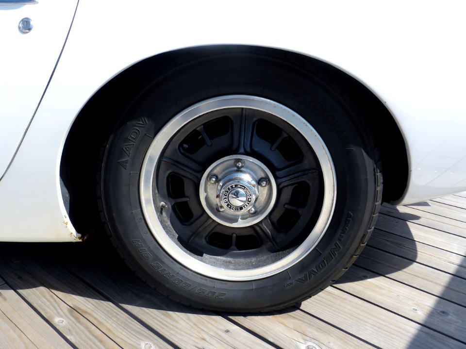 The tire wheel of Toyota 2000GT (MF10 previous period)