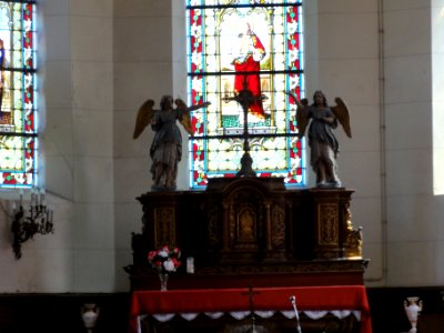 Theuville-aux-Maillots (Seine-Mar.) église, autel avec statues d'anges