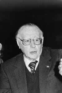 Theun de Vries krijgt de Henriette Roland Holst Prijs 1984 voor zijn boek Kette, Bestanddeelnr 933-2073
