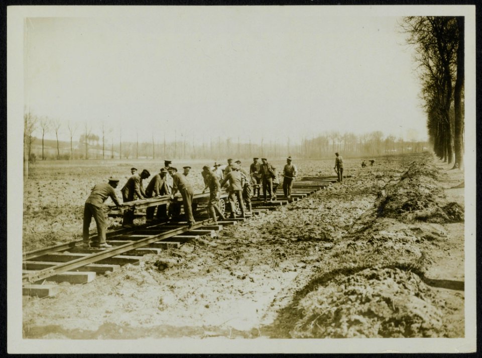 The road to Victory. A Labour Corps at work., Bestanddeelnr 158-0142