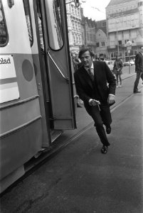 The Saint ( Roger Moore ), Engelse filmster, in Amsterda Roger Moore rent naar t, Bestanddeelnr 923-9135