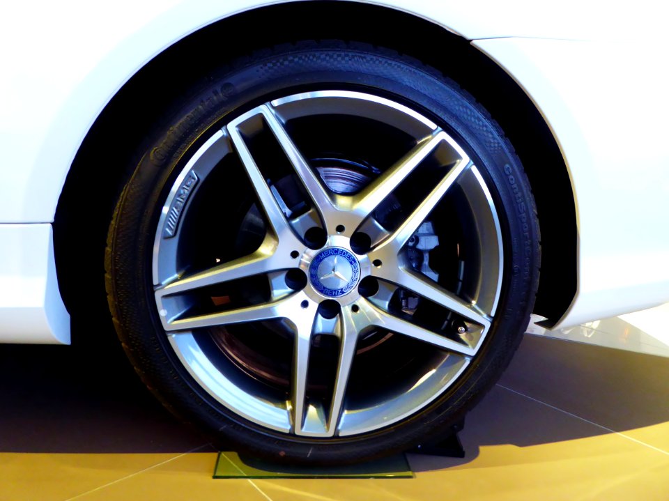 The tire wheel of mercedes-Benz E400 Cabriolet (A207)