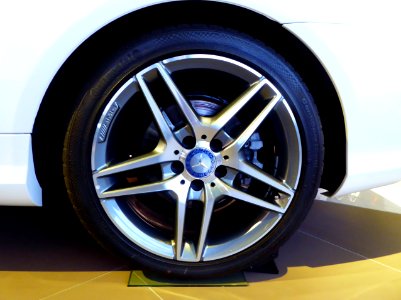 The tire wheel of mercedes-Benz E400 Cabriolet (A207) photo