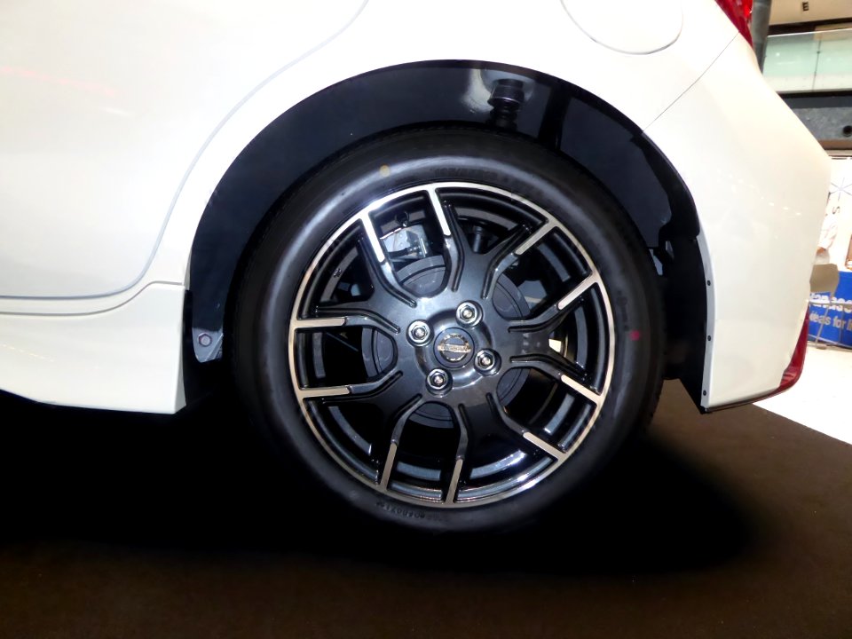 The tire wheel of Nissan NOTE NISMO (DBA-E12)