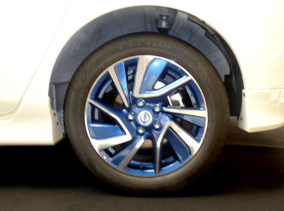 The tire wheel of Nissan LEAF G aero style (ZE0)