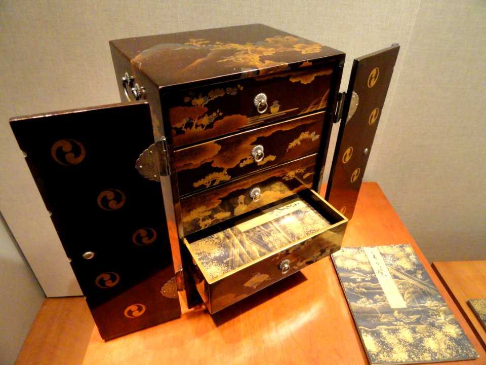 The Tale of Genji, 18th-19th century, Japan, unknown artist, 54 volumes in lacquer case with five interior drawers, ink and gold on paper, lacquer with gold and silver inlay - Art Institute of Chicago - DSC00252