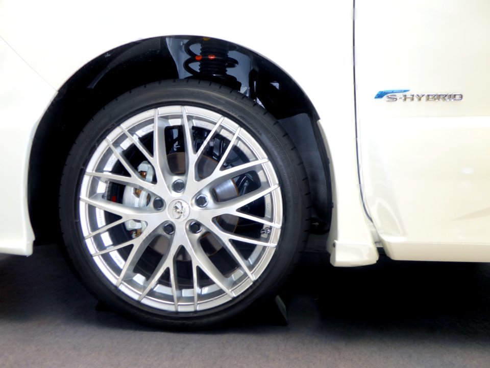 The tire wheel of IMPUL SERENA S Version (E26)