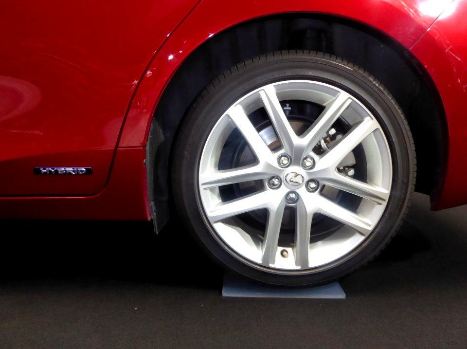 The tire wheel of Lexus CT200h (ZWA10)