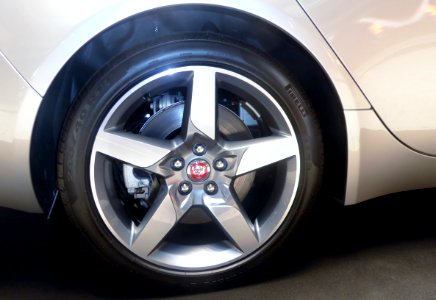 The tire wheel of Jaguar XE 2.0 PRESTIGE