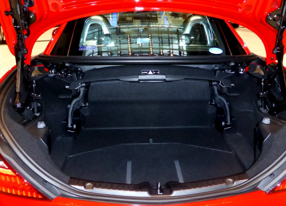 The trunkroom of Mercedes-Benz SLK55 AMG (R172)