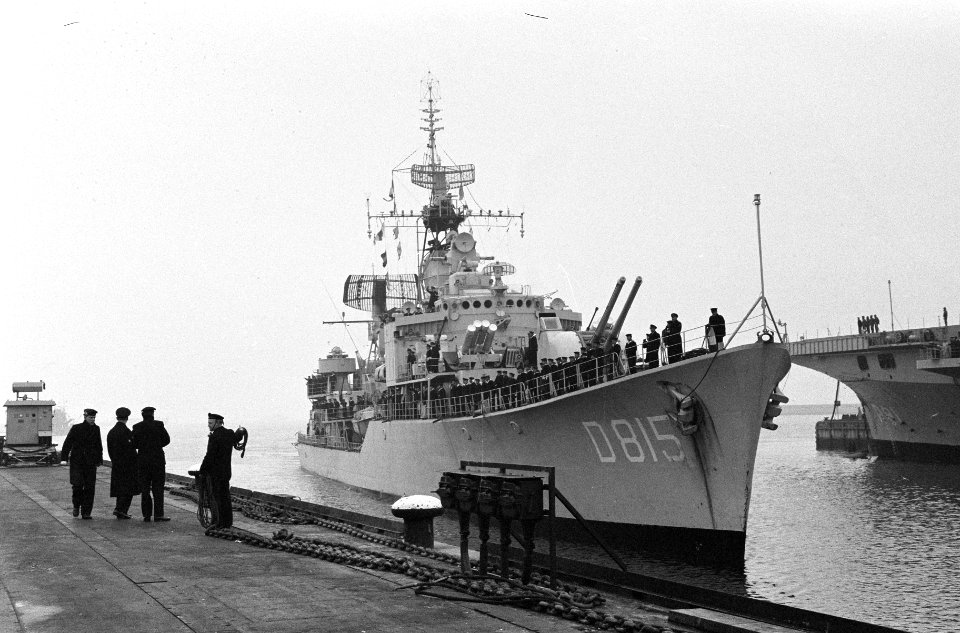 Twee laatste schepen uit Nieuw-Guinea teruggekeerd, voorgrond Hr Ms Jager Over, Bestanddeelnr 914-6348
