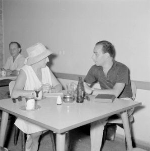 Twee leden van het toneelgezelschap Habima in de kantine tijdens een repetitie, Bestanddeelnr 255-4540