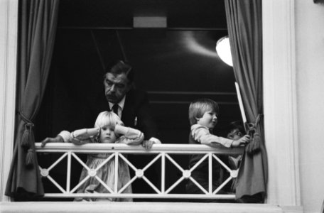 Tweede Kamer . Debat voorjaarsnota. Vrouw en kinderen van Wiegel in loge in Twee, Bestanddeelnr 932-1256