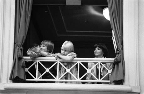 Tweede Kamer . Debat voorjaarsnota. Vrouw en kinderen van Wiegel in loge in Twee, Bestanddeelnr 932-1255