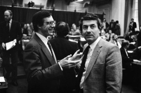Tweede Kamer . Lubbers (r.) in gesprek met Brinkhorst, Bestanddeelnr 932-0626