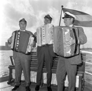 The Three Jacksons bestaan 25 jaar , de Jacksons varend op de Maas, Bestanddeelnr 918-1730