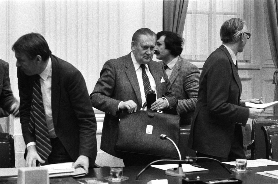 Tweede Kamer . O.a. begroting V&W, Polen en El Salvador Van Mierlo , Zeevalking,, Bestanddeelnr 931-9820