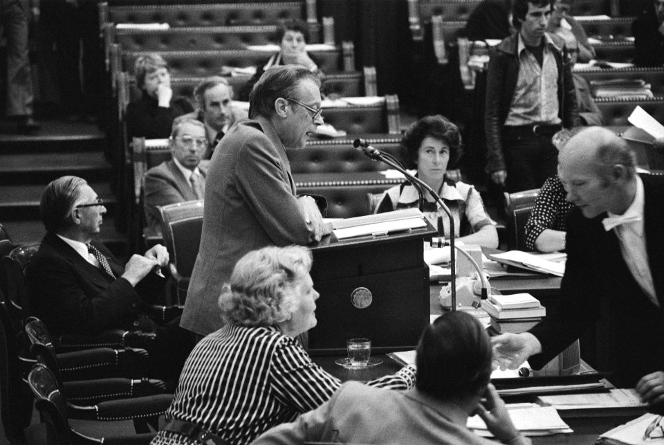 Tweede Kamer abortuswetsontwerpen, Roethof (PVDA) aan h woord, Geurtsen (VVD) , Bestanddeelnr 928-7862