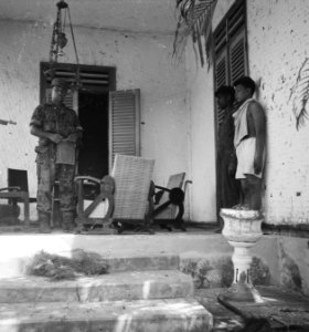 Twee Indonesische jonge mannen (aangehouden Republikeinse strijders) staan op …, Bestanddeelnr 12037