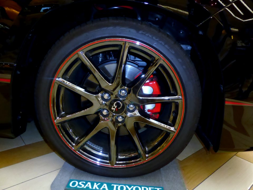 The tire wheel of 2nd generation Toyota ALPHARD G's