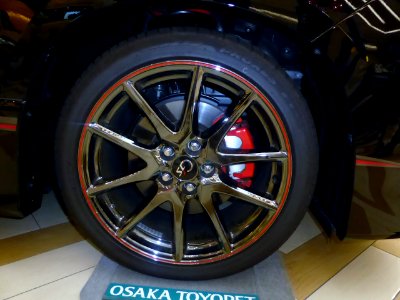 The tire wheel of 2nd generation Toyota ALPHARD G's