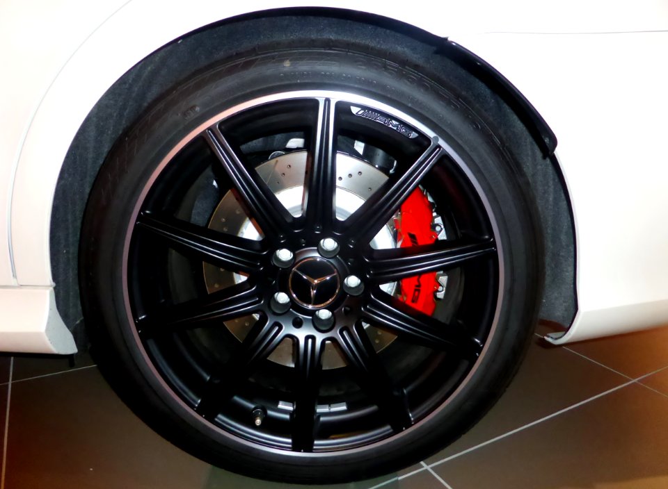The tire wheel and the brake pad of Mercedes-Benz E63 AMG S (W212)