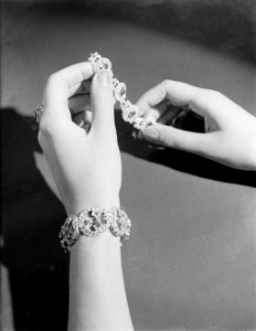 Twee handen met armbanden, Bestanddeelnr 190-0853