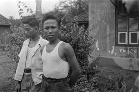 Twee jonge Indonesische mannen, Bestanddeelnr 122-5-1