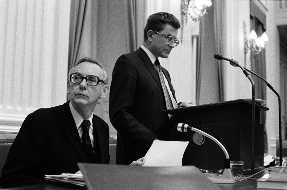 Tweede Kamer . Van der Stoel (l.) en Van Dijk (r.), Bestanddeelnr 932-0186