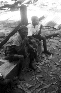 Twee Indonesiërs, een oude en een jonge man, eten iets, Bestanddeelnr 5366