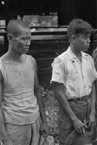 Twee Indonesische (Chinese) mannen in haveloze kleding, Bestanddeelnr 125A-2-1