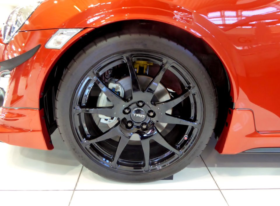 The tire wheel of Toyota 86 (ZN6) with TRD parts