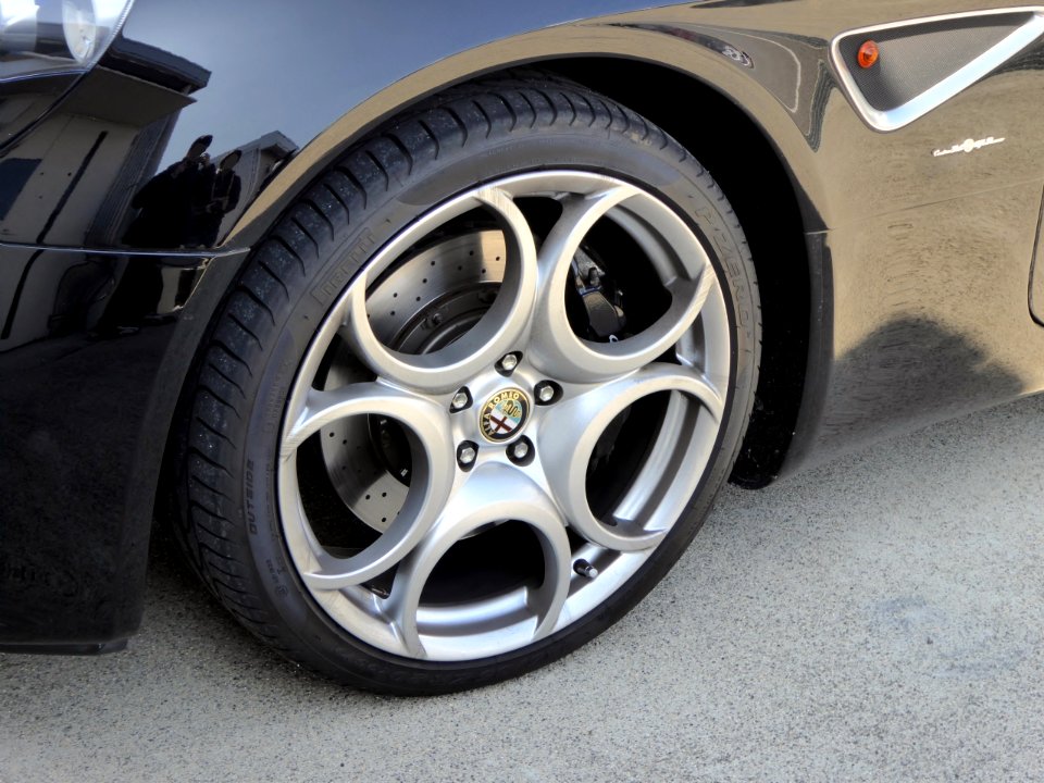 The tire wheel of Alfa Romeo 8C Competizione