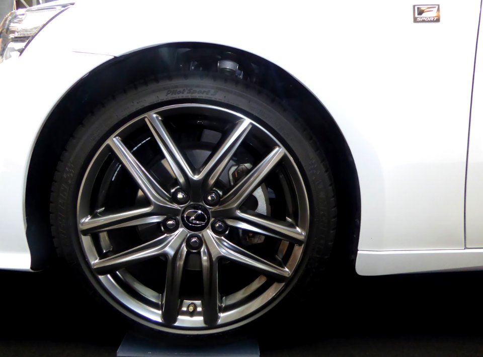 The tire wheel of Lexus IS300h F SPORT (AVE30)