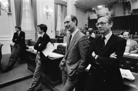 Tweede Kamer , debat tweeverdieners v.l.n.r. Nijpels en Grave (VVD) en De Vries, Bestanddeelnr 933-1341