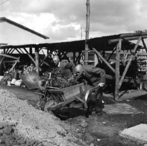 Twee geinterneerden met een kruiwagen, Bestanddeelnr 900-4790 photo