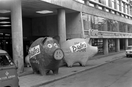 Twee grote spaarvarkens op de stoep van de Spaarbank voor de stad Amsterdam, Bestanddeelnr 921-5831
