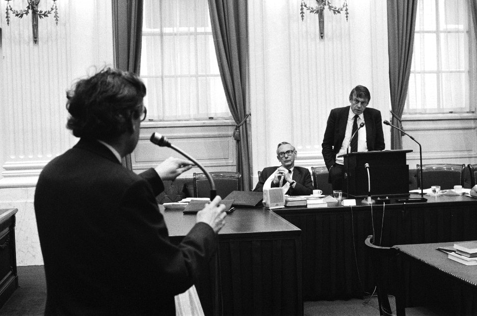 Tweede Kamer . Begroting Buitenlandse Zaken en Defensie. Minister Van Mierlo (r., Bestanddeelnr 931-9698