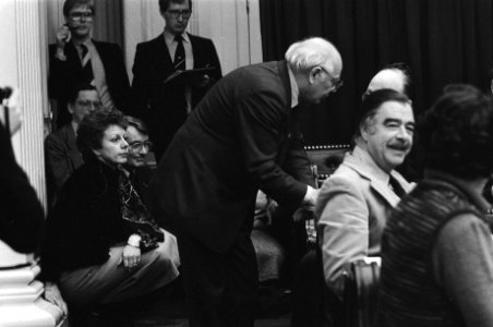 Tweede Kamer .begroting V&W, Polen en El Salvador Mw Smit Kroes (l.), Den Uyl (m, Bestanddeelnr 931-9816