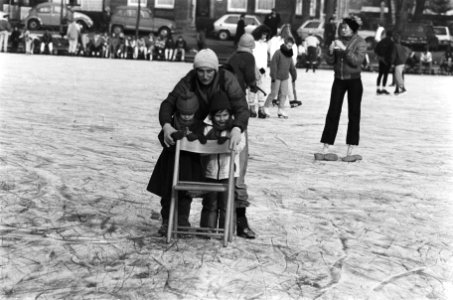 Twee leerling schaatsers achter een stoel, Bestanddeelnr 933-5632