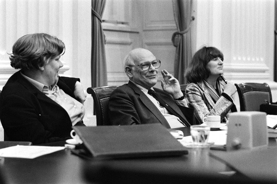 Tweede Kamer . Voortzetting begroting Sociale Zaken . Dales, Den Uyl en DAncona , Bestanddeelnr 931-9251