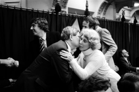 Tweede Kamer . Minister Gardeniers (r.) geeft Wiegel afscheidskus, (l.) Nijpels, Bestanddeelnr 932-1141