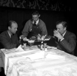 Twee heren aan tafel krijgen smørrebrød uitgeserveerd, Bestanddeelnr 252-9032 photo