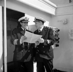 Twee koopvaardijofficieren van een Israelisch vrachtschip is een vrolijk gesprek, Bestanddeelnr 255-0003