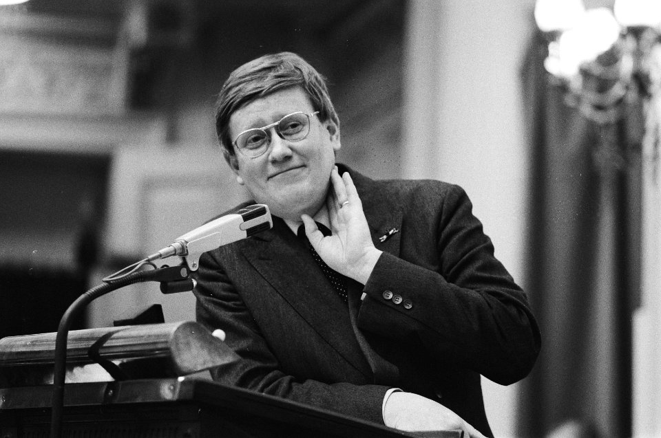 Tweede Kamer . Debat over uitblijven voorjaarsnota 1982. Wiegel tijdens zijn bet, Bestanddeelnr 932-0504