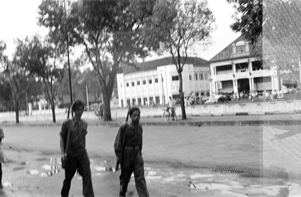Twee gewapende Nederlandse militairen lopen over een straat in Batavia (Jakarta, Bestanddeelnr 4067