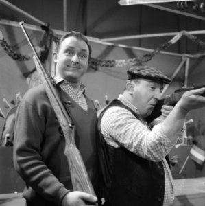 TV-show op 10 maart, opname in Cinetonestudio, De Mounties bij schiettent. Links, Bestanddeelnr 918-8250